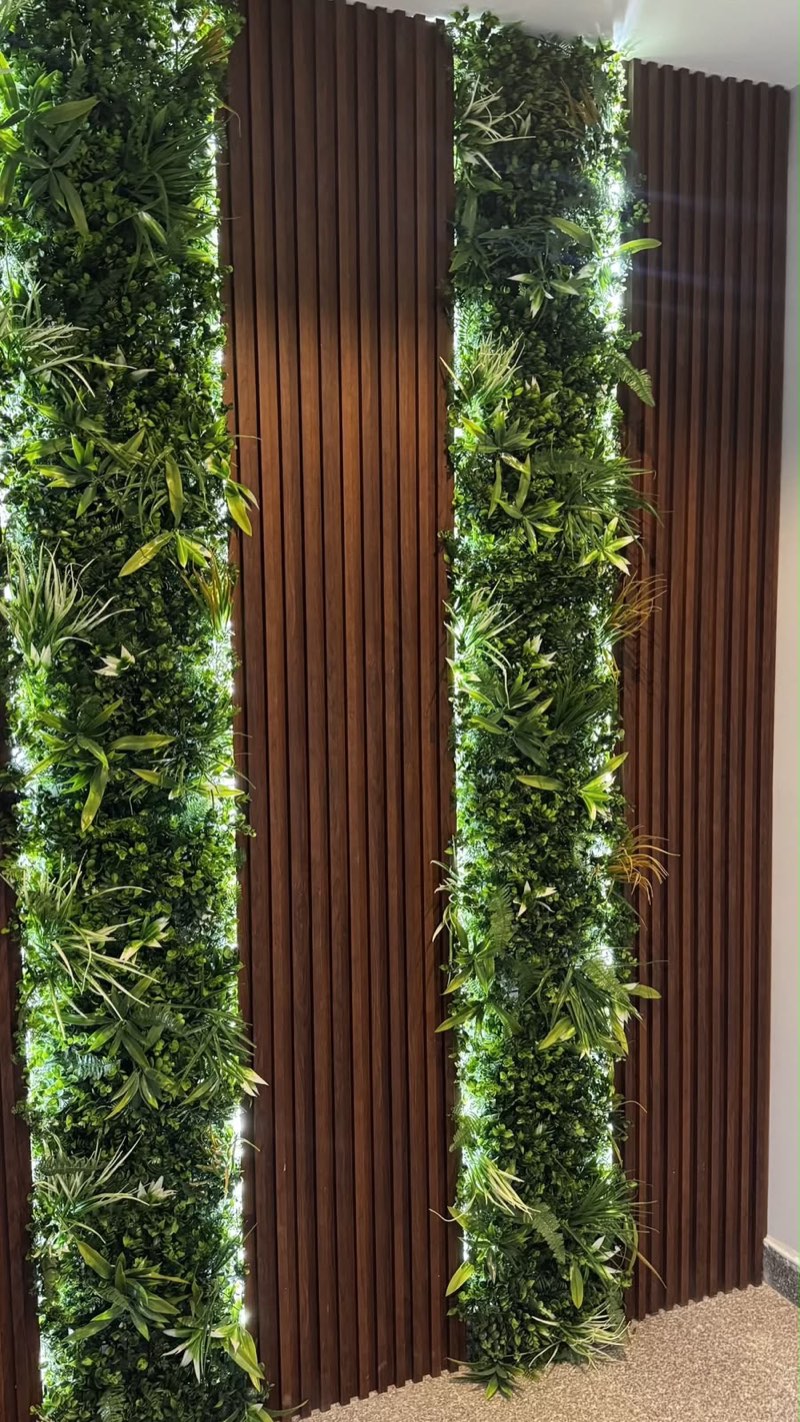Artificial green wall installation by Afloraa