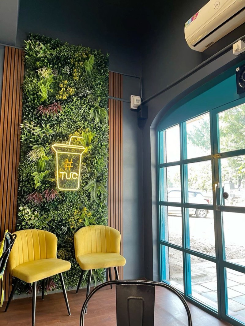 Artificial green wall installation by Afloraa